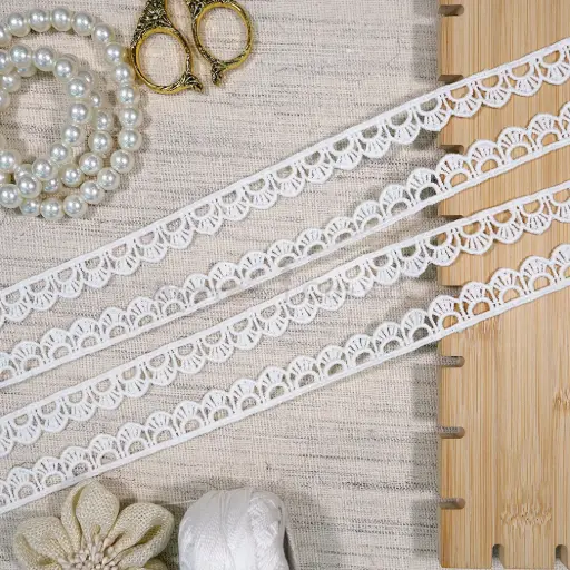 [21713 WHITE] One Side Border Shuttle Lace