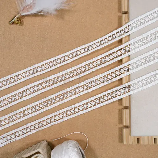 [21854 WHITE] One Side Border Shuttle Lace