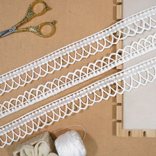 [22093 WHITE] One Side Border Shuttle Lace