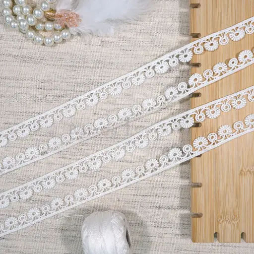[22159 WHITE] One Side Border Shuttle Lace