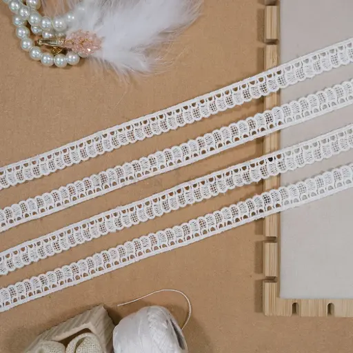 [22245 WHITE] One Side Border Shuttle Lace