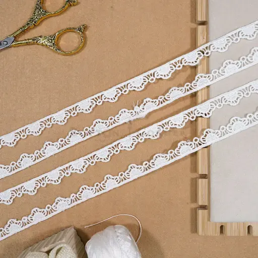 [22250 WHITE] One Side Border Shuttle Lace