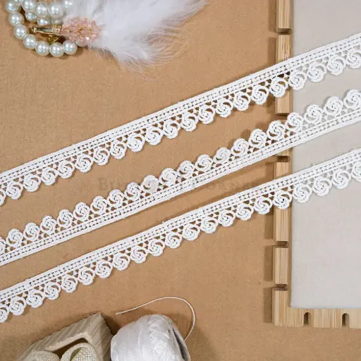 [22429 WHITE] One Side Border Shuttle Lace
