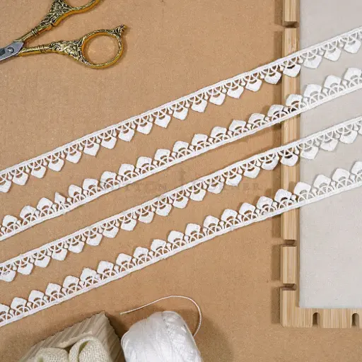 [22471 WHITE] One Side Border Shuttle Lace