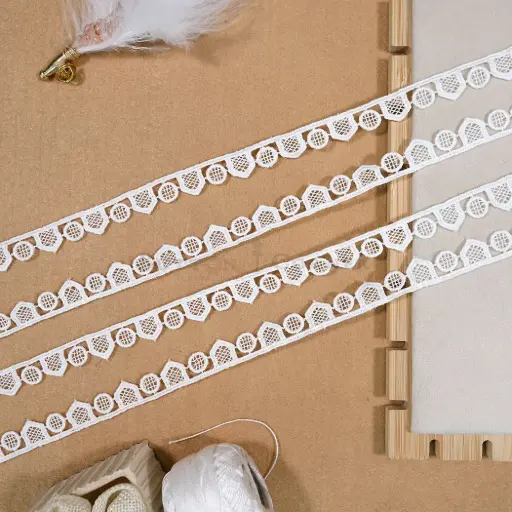 [22483 WHITE] One Side Border Shuttle Lace