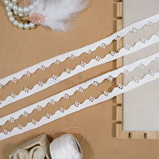 [22485 WHITE] One Side Border Shuttle Lace
