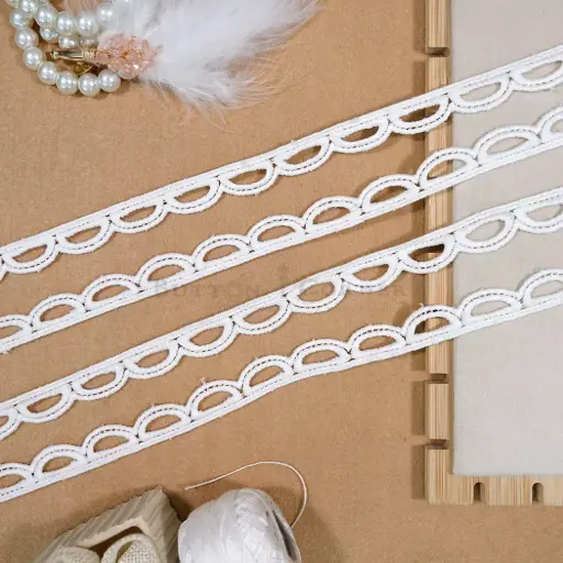 [22634 WHITE] One Side Border Shuttle Lace