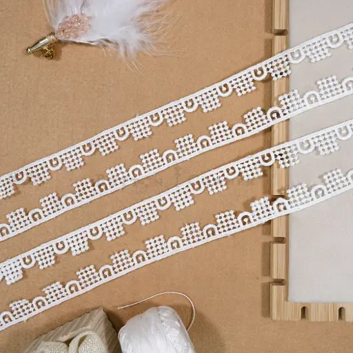[22657 WHITE] One Side Border Shuttle Lace