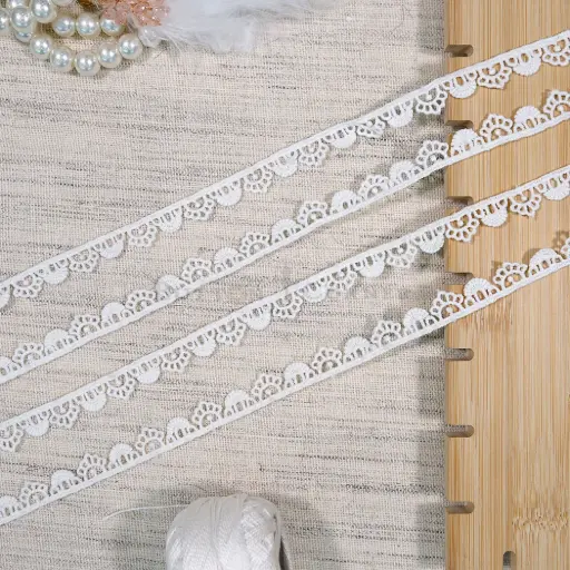 [23751 WHITE] One Side Border Shuttle Lace