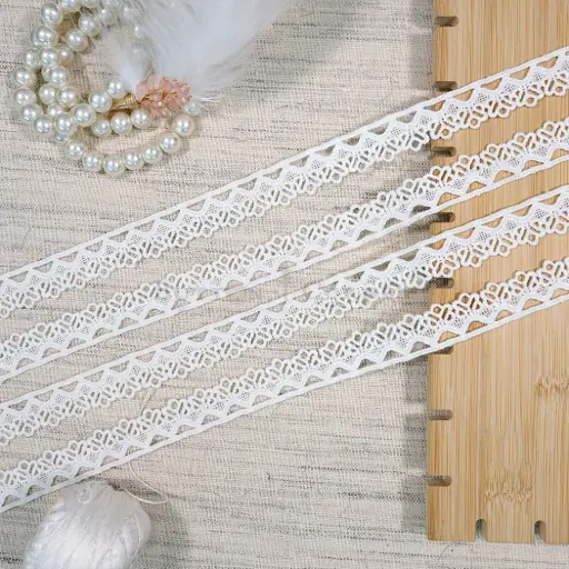 [23836 WHITE] One Side Border Shuttle Lace