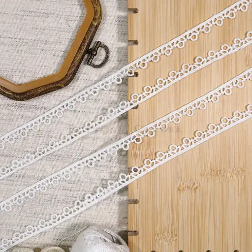 [22958 WHITE] One Side Border Shuttle Lace