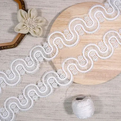 [83109-5 WHITE] Wavy Shape Scalloped Shuttle Lace With Floral Circle