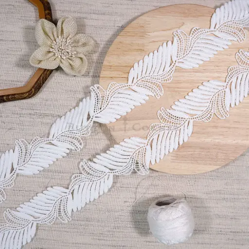 [17900-5 WHITE] Leaf Design Shuttle Lace
