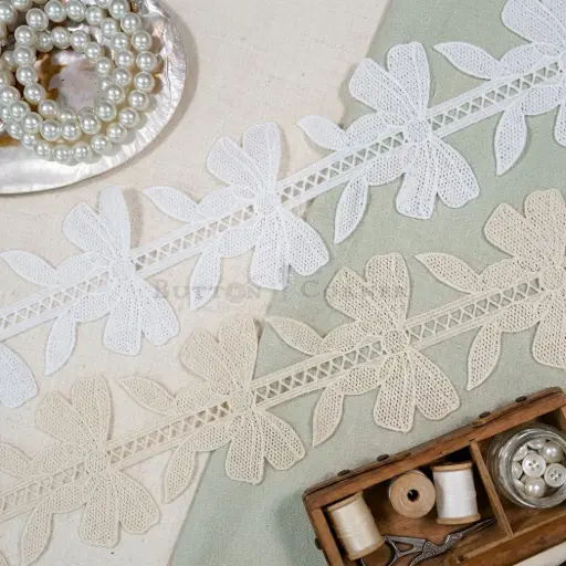 Crisscross Border Bow Tie Design Shuttle Lace