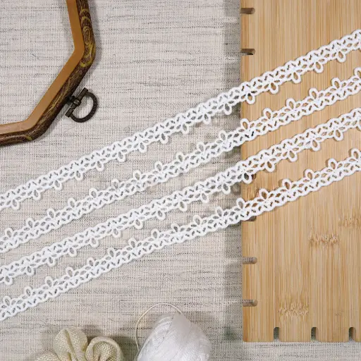 [SHTL368 WHITE] Blossom Design Zigzag Border Shuttle Lace