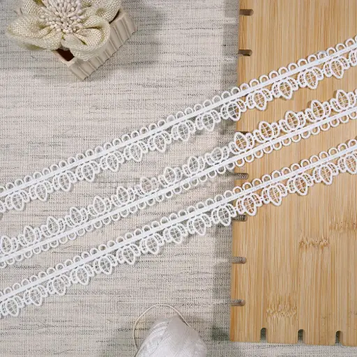 [SHTL378 WHITE] One Side Border Shuttle Lace