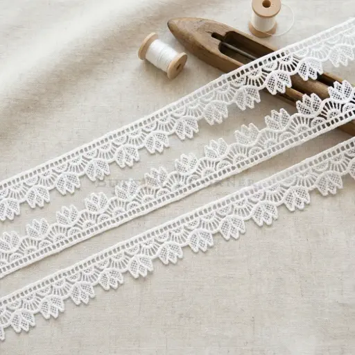 [SHTL381 WHITE] One Side Border Shuttle Lace
