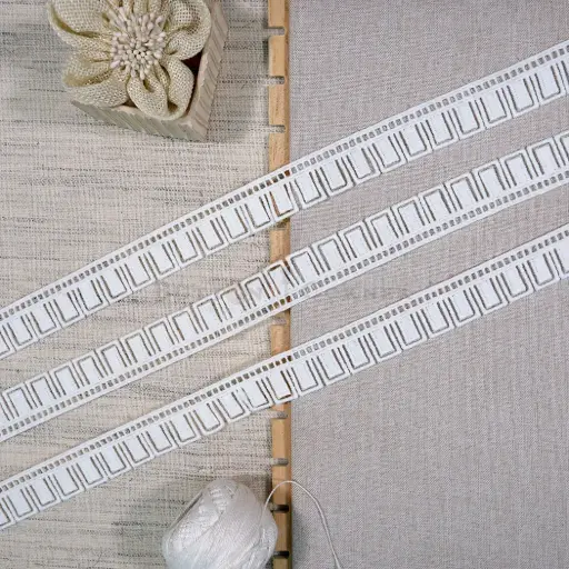 [SHTL402 WHITE] One Side Border Shuttle Lace