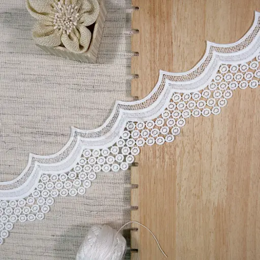 [SHTL406 WHITE] Zigzag Border Floral Shuttle Lace