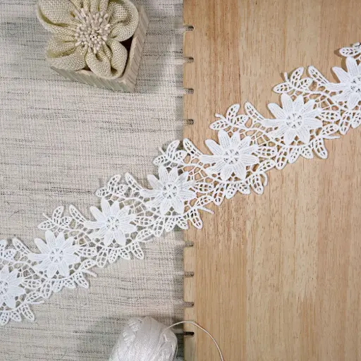 [SHTL412 WHITE] Blossom Design Applique Shuttle Lace