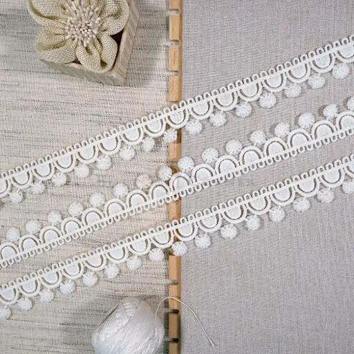[SHTL417 OFF WHITE] One Side Border Shuttle Lace