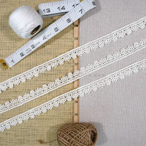 [SHTL419 OFF WHITE] One Side Border Shuttle Lace