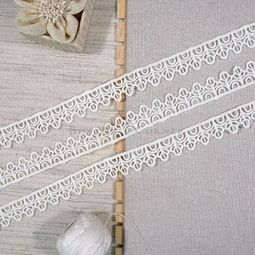 [SHTL420 OFF WHITE] One Side Border Shuttle Lace