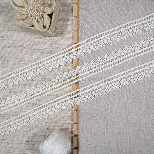 [SHTL421 OFF WHITE] One Side Border Shuttle Lace