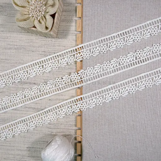 [SHTL422 OFF WHITE] One Side Border Shuttle Lace