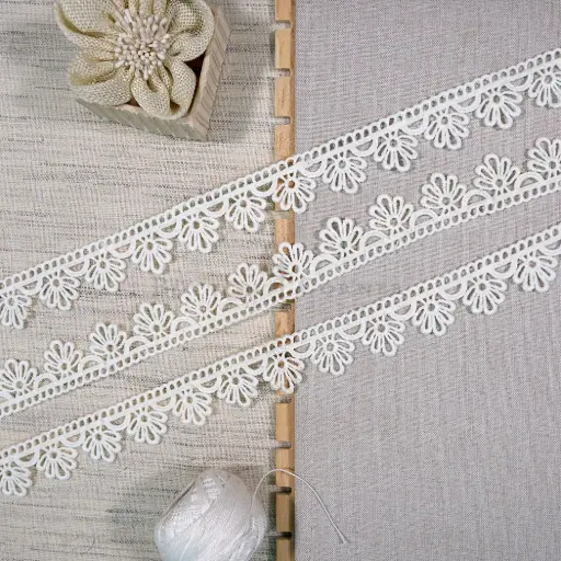 [SHTL423 OFF WHITE] One Side Border Shuttle Lace