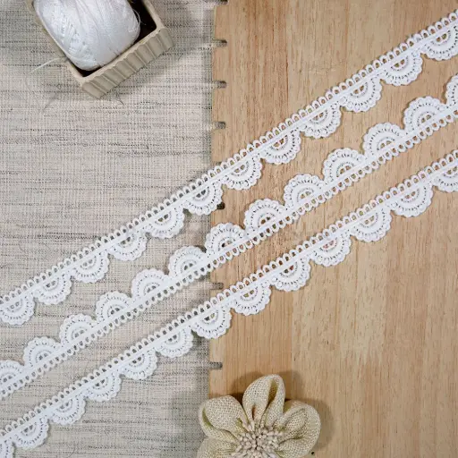 [SHTL427 WHITE] One Side Border Shuttle Lace