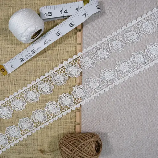 [SHTL430 WHITE] One Side Border Sequence Shuttle Lace
