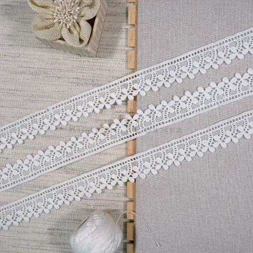 [SHTL433 WHITE] One Side Border Shuttle Lace