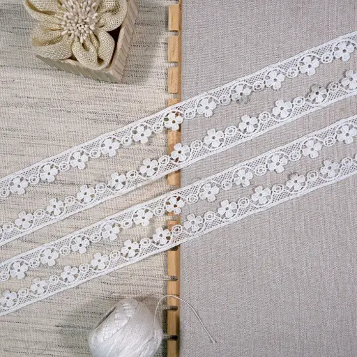 [SHTL426 WHITE] One Side Border Shuttle Lace