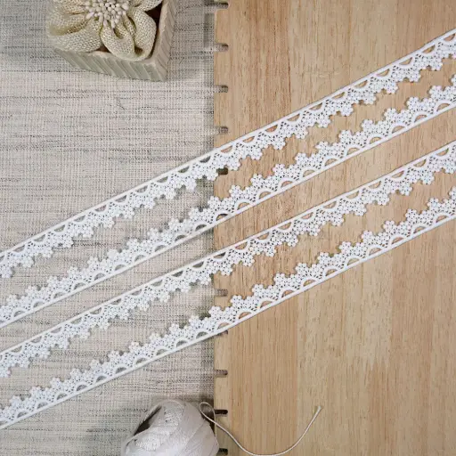 [19593-1 WHITE] One Side Border Shuttle Lace