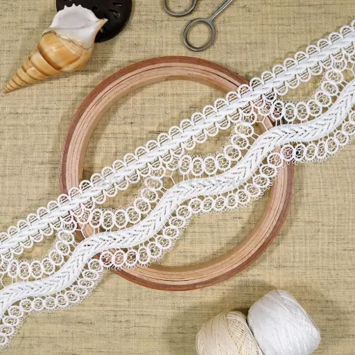 [12324-8 WHITE] One Side Border Shuttle Lace