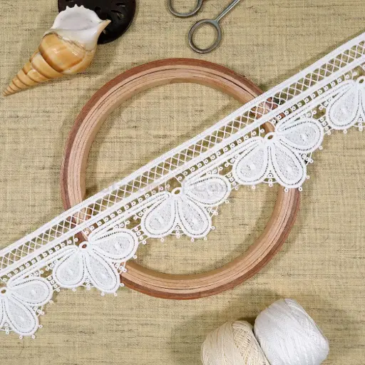 [12304-6 WHITE] One Side Border Shuttle Lace
