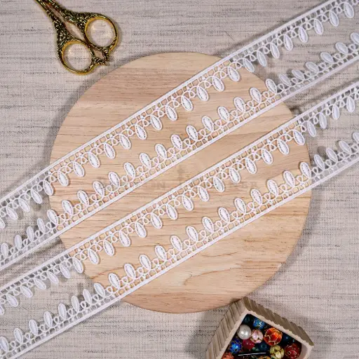 [85208-2 WHITE] One Side Border Shuttle Lace