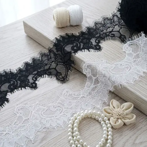 Paisley-inspired Scalloped Style Eyelash French Chantilly Lace