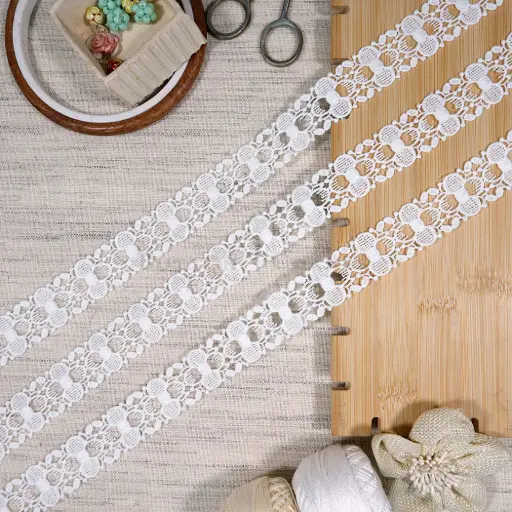 [83749-2 WHITE] Geometric Floral Pattern Shuttle Lace