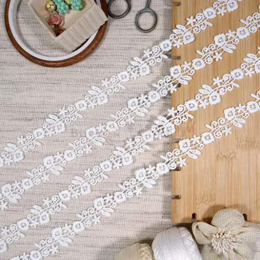 [17216-2 WHITE] Blooming Flower Pattern Shuttle Lace