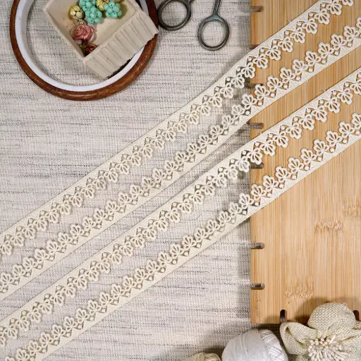 [19627-1 OFF WHITE] One Side Border Petal Motif Design Shuttle Lace