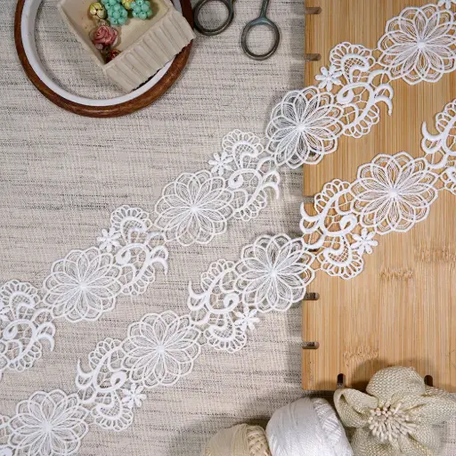 [30485-5 WHITE] Blooming Floral Pattern Shuttle Lace