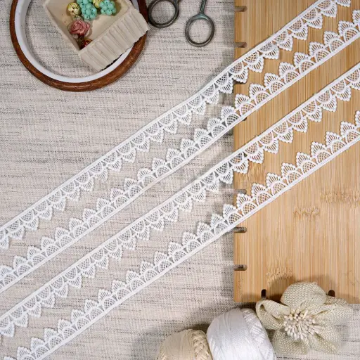 [86357-2 WHITE] One Side Border Shuttle Lace