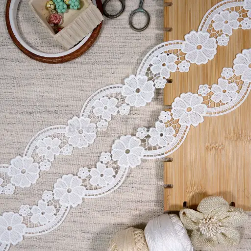 [30200-4 WHITE] Eight-Petal Flower Shuttle Lace with Openwork Pattern