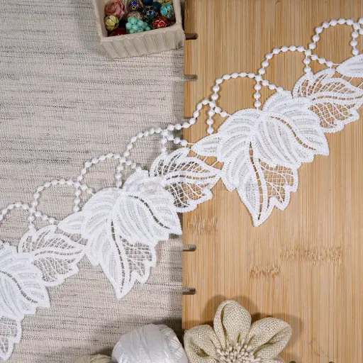 [30365-9 WHITE] Organic Flower Design Shuttle Lace