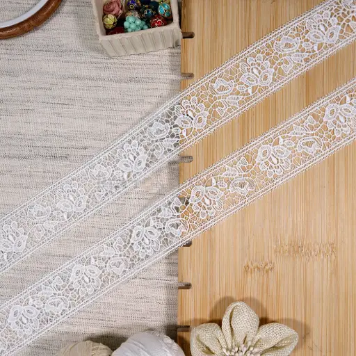 [17952-3 WHITE] Double Side Border Shuttle Lace with Centre Blossom Pattern