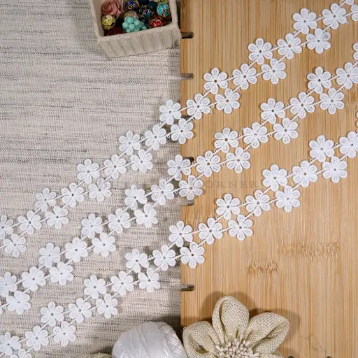 [85245-3 WHITE] Repeating Daisy Floral Pattern Shuttle Lace
