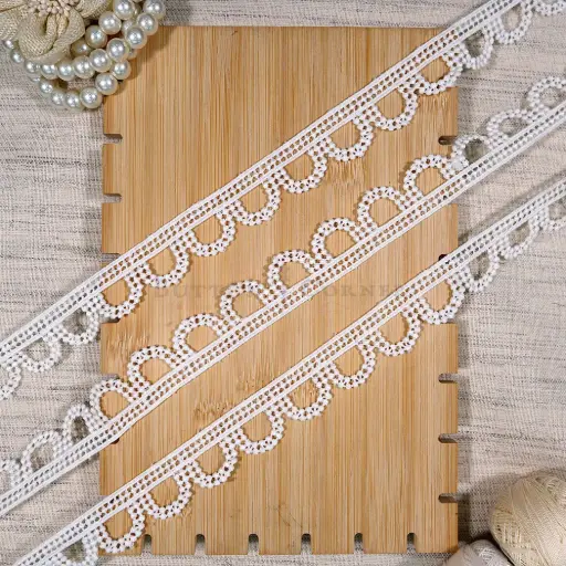 [16443 WHITE] One Side Border Shuttle Lace