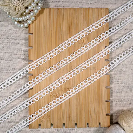 [17544 WHITE] One-Side Border Shuttle Lace